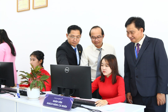 Trường ĐH Kiên Giang khánh thành phòng thực hành NV ngân hàng