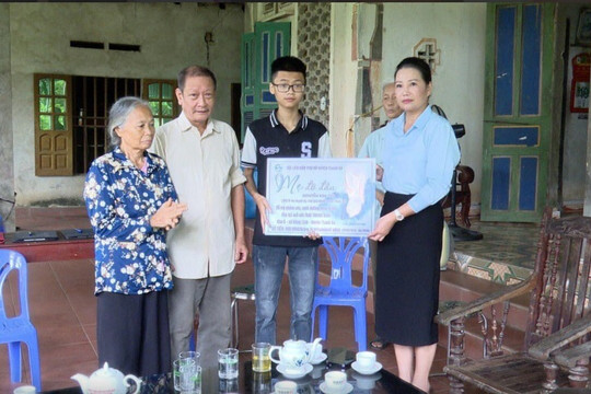Bí thư Huyện ủy ở Phú Thọ nhận đỡ đầu 2 học sinh mồ côi