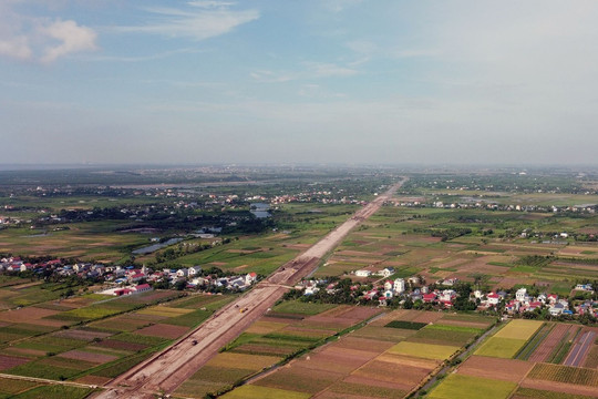 Toàn cảnh tuyến đường ven biển qua huyện Tiên Lãng, Hải Phòng đang xây dựng