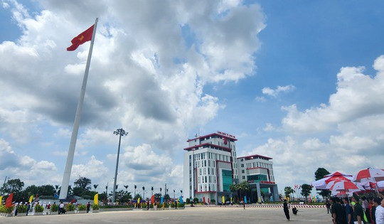 Cột cờ ống thép 63 mét tại cảng quốc tế Long An được xác lập kỷ lục cao nhất Việt Nam