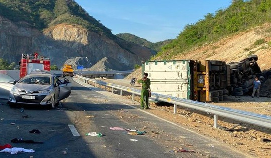 Tai nạn trên đường cao tốc ở Khánh Hòa, 2 người chết và 3 bị thương, xe con bẹp dí