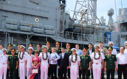 Đoàn tàu sân bay Hải quân Hoa Kỳ cập cảng Đà Nẵng, bắt đầu thăm Việt Nam 5 ngày