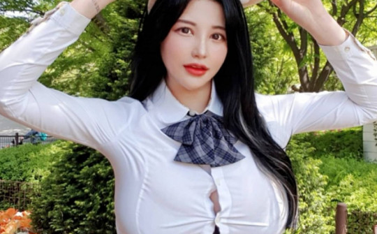 Kiểu mặc "tai bay vạ gió" với váy mini, áo sơ mi đi chơi đu quay của người đẹp Hàn Quốc