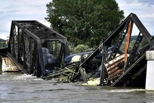 Cầu đường sắt sập ở Mỹ, nhiều toa tàu chứa hóa chất rơi xuống sông