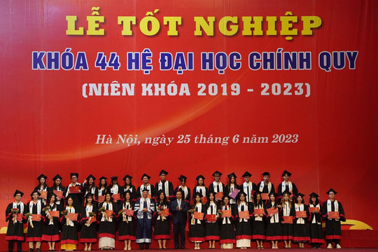 Trường ĐH Luật Hà Nội trao bằng tốt nghiệp cho 1594 tân cử nhân