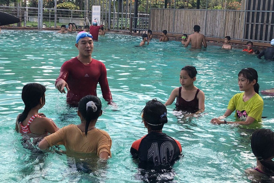 Trăn trở dạy học bơi