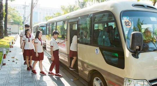 Bố mẹ "cúp" làm, "thầu" xe ôm để đưa con đi học thay vì sử dụng dịch vụ xe đưa đón của nhà trường