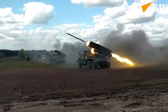 Pháo phản lực Nga liên tiếp bắn về phía đoàn xe chở đạn dược Ukraine