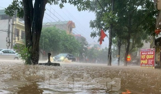 Mưa lũ ở Lạng Sơn làm một người mất tích, đường phố biến thành 'sông'