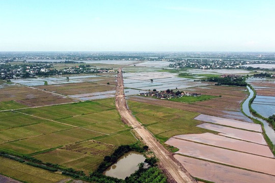Toàn cảnh tuyến đường từ TP Thái Bình đến cầu Sa Cao đang xây dựng