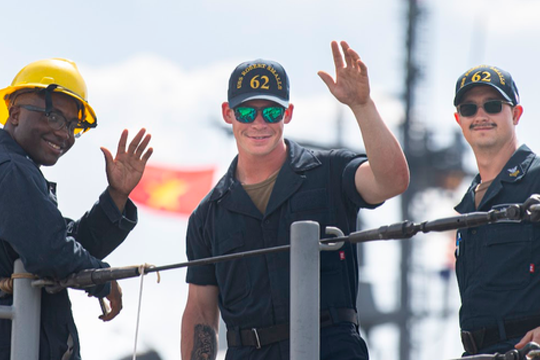 Sức mạnh của 2 tuần dương hạm hộ tống tàu sân bay USS Ronald Reagan thăm Đà Nẵng
