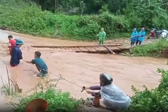 Lạng Sơn làm cầu tạm đón học sinh qua sông đi thi