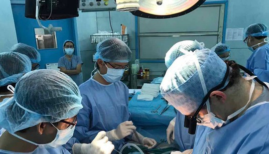 TP.HCM: Bác sĩ 2 bệnh viện đang ghép gan của mẹ cứu bé trai 11 tuổi
