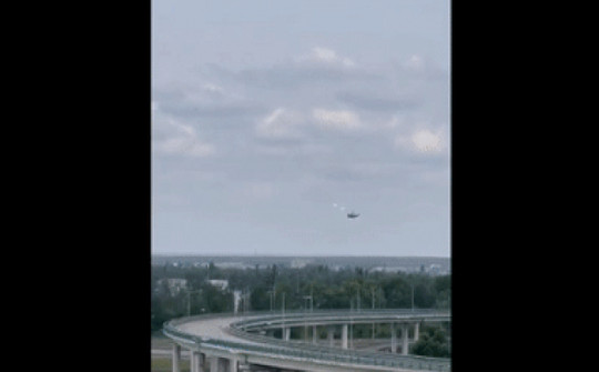 Video: Khoảnh khắc trực thăng Ka-52 Nga thả mồi bẫy né tên lửa phòng không