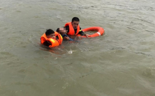 Người phụ nữ trôi trên sông Lam nói 'để chị chết' khi cảnh sát tiếp cận