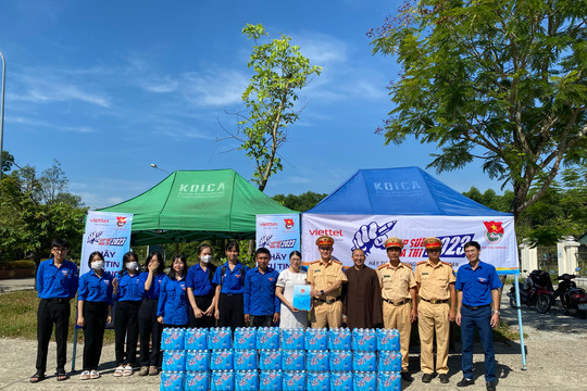 CSGT Thừa Thiên – Huế hỗ trợ nhu yếu phẩm giúp thí sinh dự thi