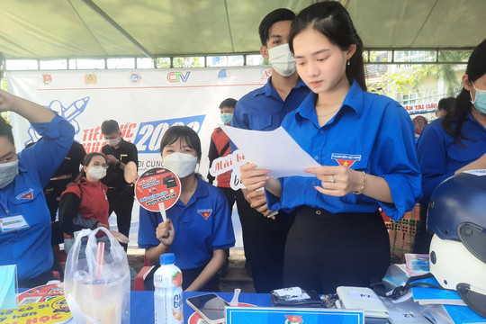 Hỗ trợ thí sinh đất mũi thi tốt nghiệp THPT tại huyện Ngọc Hiển
