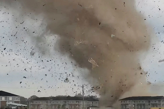 Video lốc xoáy dữ dội nuốt chửng hàng chục biệt thự tại Mỹ