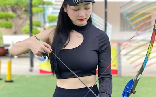 'Hot girl áo dài Sài thành' mặc hở eo bắn cung phô đường cong mỹ miều