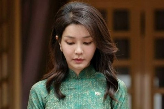 Đệ nhất phu nhân Hàn Quốc khiến váy áo cháy hàng