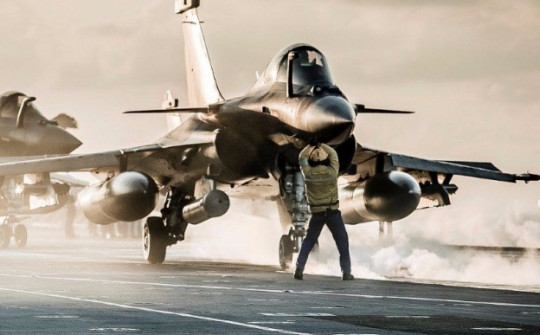 Pháp: Chiến đấu cơ tiếp cận máy bay lạ xâm nhập vùng cấm bay, phát hiện điều bất ngờ