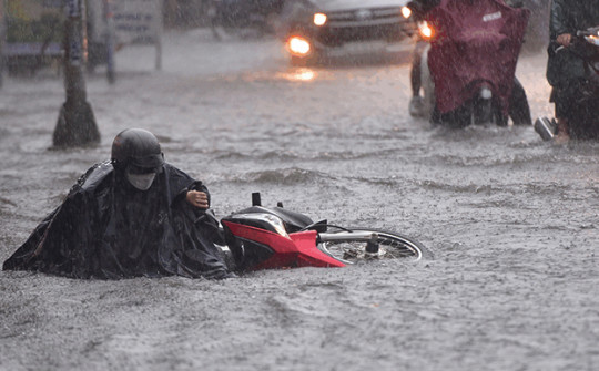 TP.HCM mưa xối xả giữa lúc tan tầm, người và xe khổ sở "bơi" trong biển nước