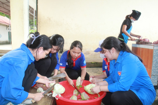 Tuổi trẻ Lai Châu chăm lo bữa ăn cho thí sinh vùng khó