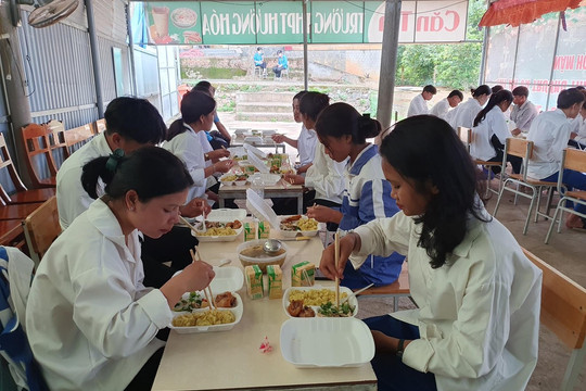 Thí sinh miền núi Quảng Trị được hỗ trợ cơm miễn phí tại trường