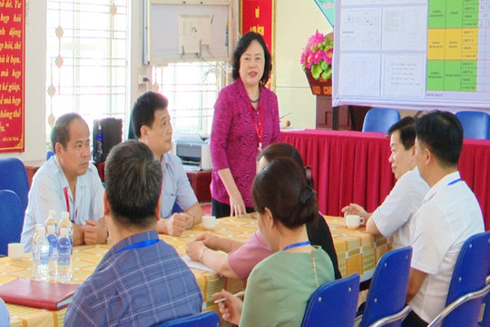 Thứ trưởng Ngô Thị Minh kiểm tra thi tốt nghiệp THPT tại Hòa Bình