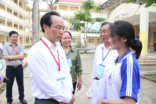 Thứ trưởng Hoàng Minh Sơn kiểm tra thi tại tỉnh Trà Vinh
