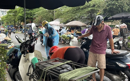 Chợ tự phát họp lấn chiếm lòng đường, vỉa hè tại k, Hà Nội