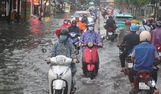 TP HCM mưa mù trời, nhiều nơi xe bơi trong nước