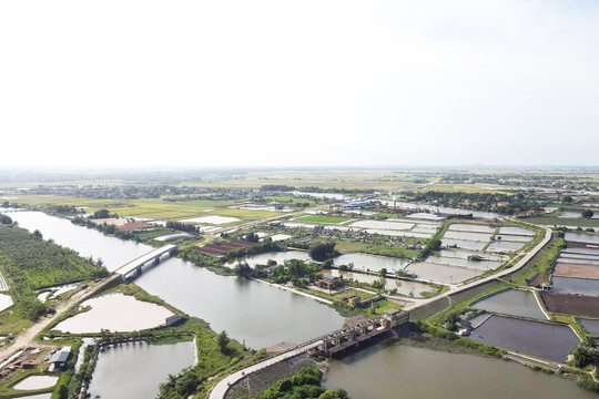 Cận cảnh hai cầu vượt sông Lân đang xây trên đường ven biển qua huyện Tiền Hải, Thái Bình