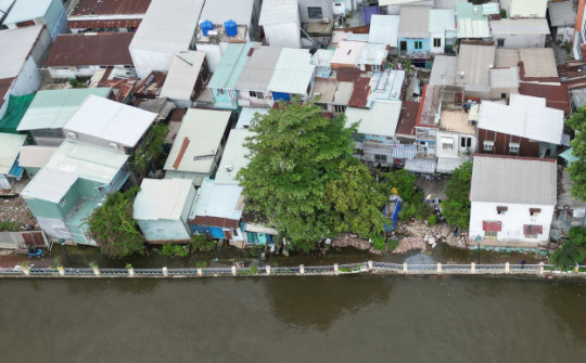 Ảnh: Hàng chục căn nhà bị sụt lún, nghiêng ngả do sạt lở bờ kênh ở TP.HCM