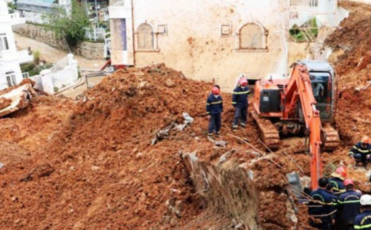 Sạt lở ở Đà Lạt: Đưa thi thể vợ chồng thợ xây ra khỏi đống đổ nát