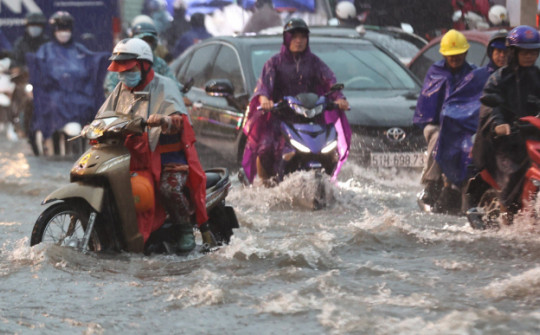 Hàng loạt tuyến đường TP.HCM ngập như sông, người dân lại vật vã lội nước về nhà