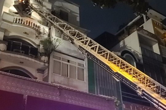TP HCM: Cháy nhà hàng 7 tầng ở quận 1, nhiều người tháo chạy