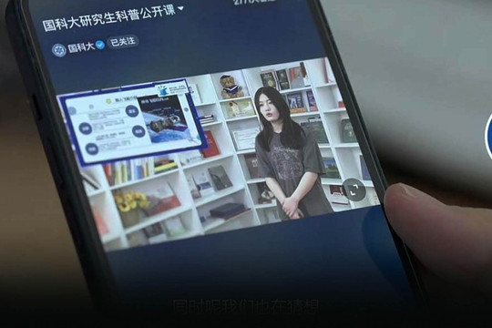 Học sinh Trung Quốc xem livestream chọn trường