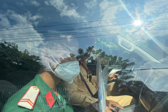 Một thí sinh Đà Nẵng bị tai nạn gãy tay được hỗ trợ ghi bài thi