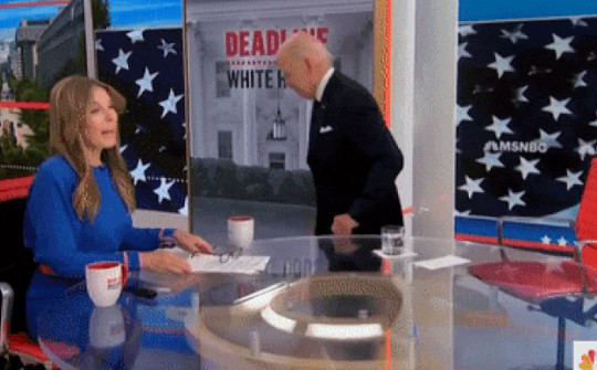 Video: Ông Biden gây xôn xao với hành động lạ trên sóng trực tiếp