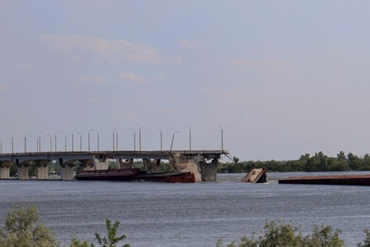 Lực lượng Nga - Ukraine giao tranh dữ dội trên cây cầu ở Kherson