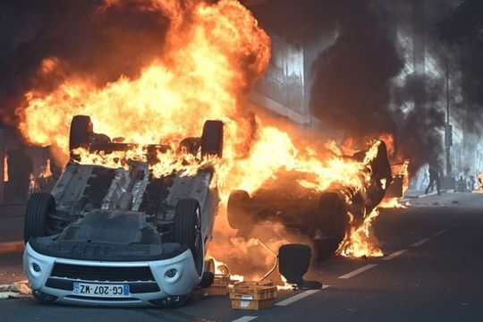 Pháp dừng mọi hoạt động giao thông công cộng trên toàn quốc do bạo động