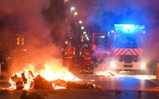 Bạo loạn dữ dội ở Pháp: Cảnh sát bị bắn; ông Macron hoãn công du Đức