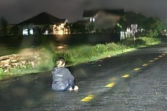 Người phụ nữ ngồi giữa đường trong đêm tối, suýt gây tai nạn hàng loạt
