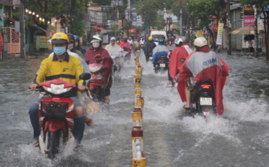 TP HCM: Mưa ngập khắp nơi, người và xe "bơi" về nhà