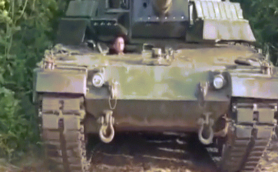 Xe tăng Leopard 2A4 của Ukraine xuất hiện ở tiền tuyến với vẻ khác lạ