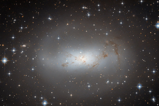 Thiên hà không định hình ESO 174-1 qua ống kính Hubble