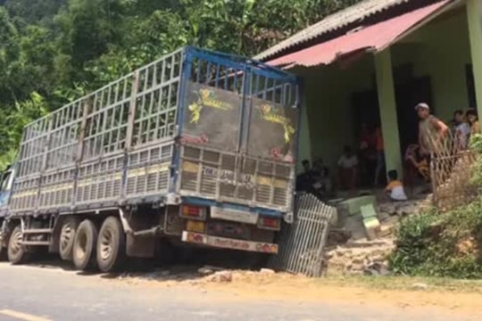 Clip: Tránh đại họa tông ô tô, xe tải lao tông sập tường nhà dân