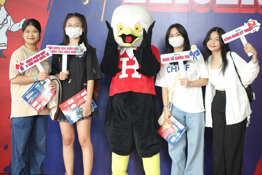 Học sinh THPT trải nghiệm một ngày làm sinh viên ĐH Quốc tế Hồng Bàng