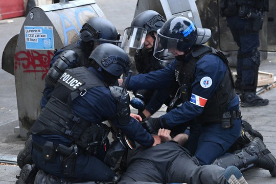 Nước Pháp chìm trong hỗn loạn, Tổng thống Macron bất lực?